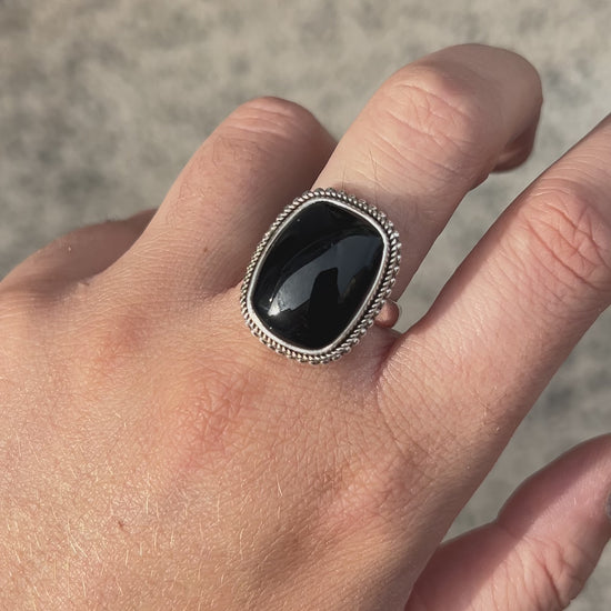 Bague Onyx Noir Rectangle XS en argent 925 avec contour tressé portée à la main
