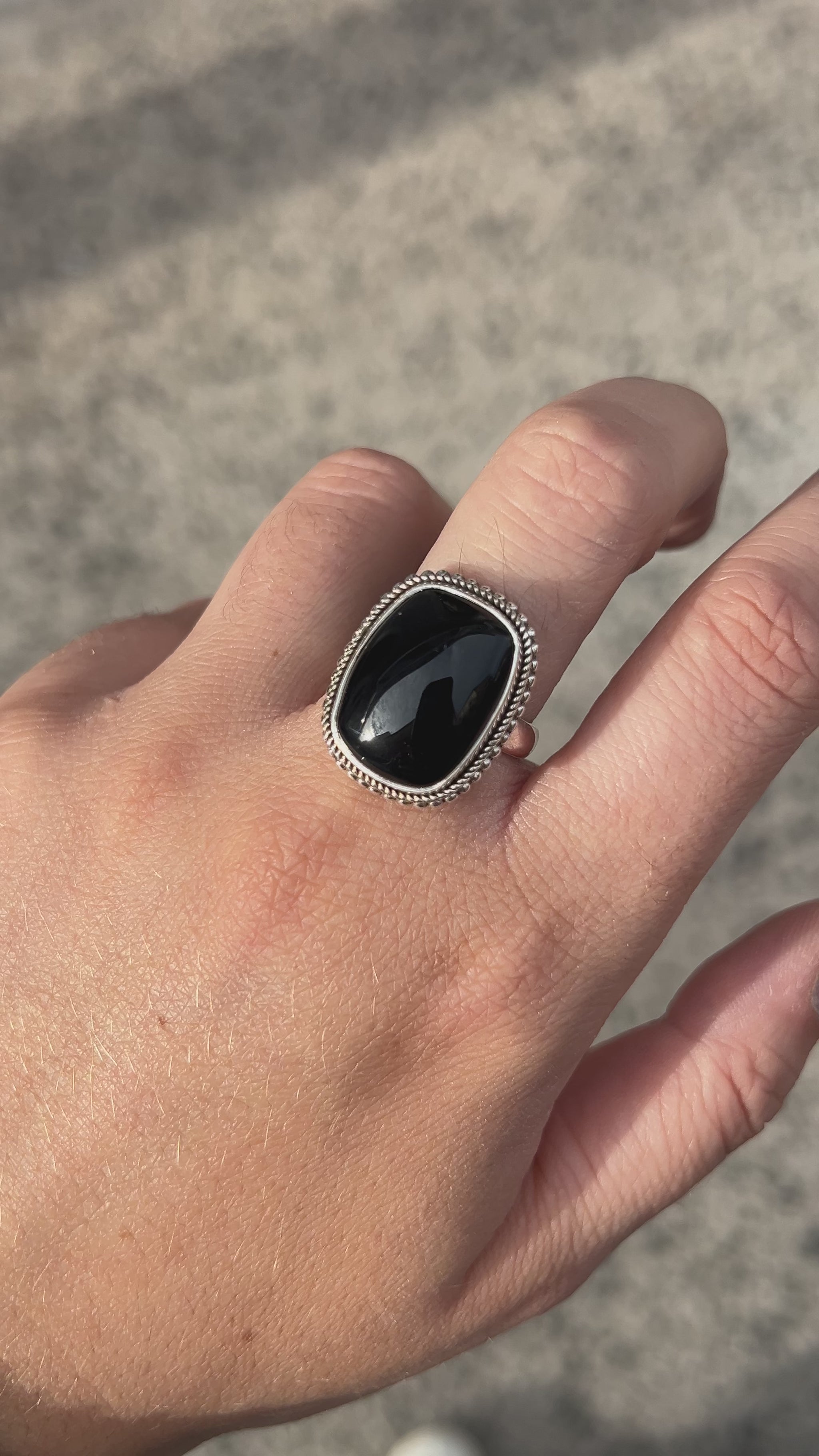 Bague Onyx Noir Rectangle XS en argent 925 avec contour tressé portée à la main
