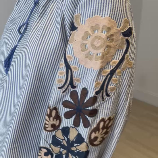 Blouse rayée bleu femme broderies portée