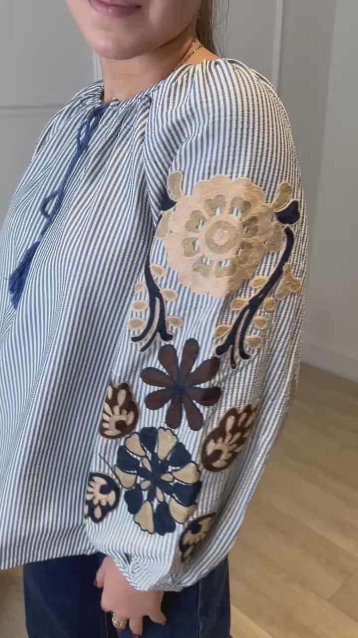 Blouse rayée bleu femme broderies portée
