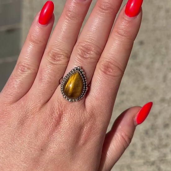 Petite bague pierre naturelle dorée élégante
