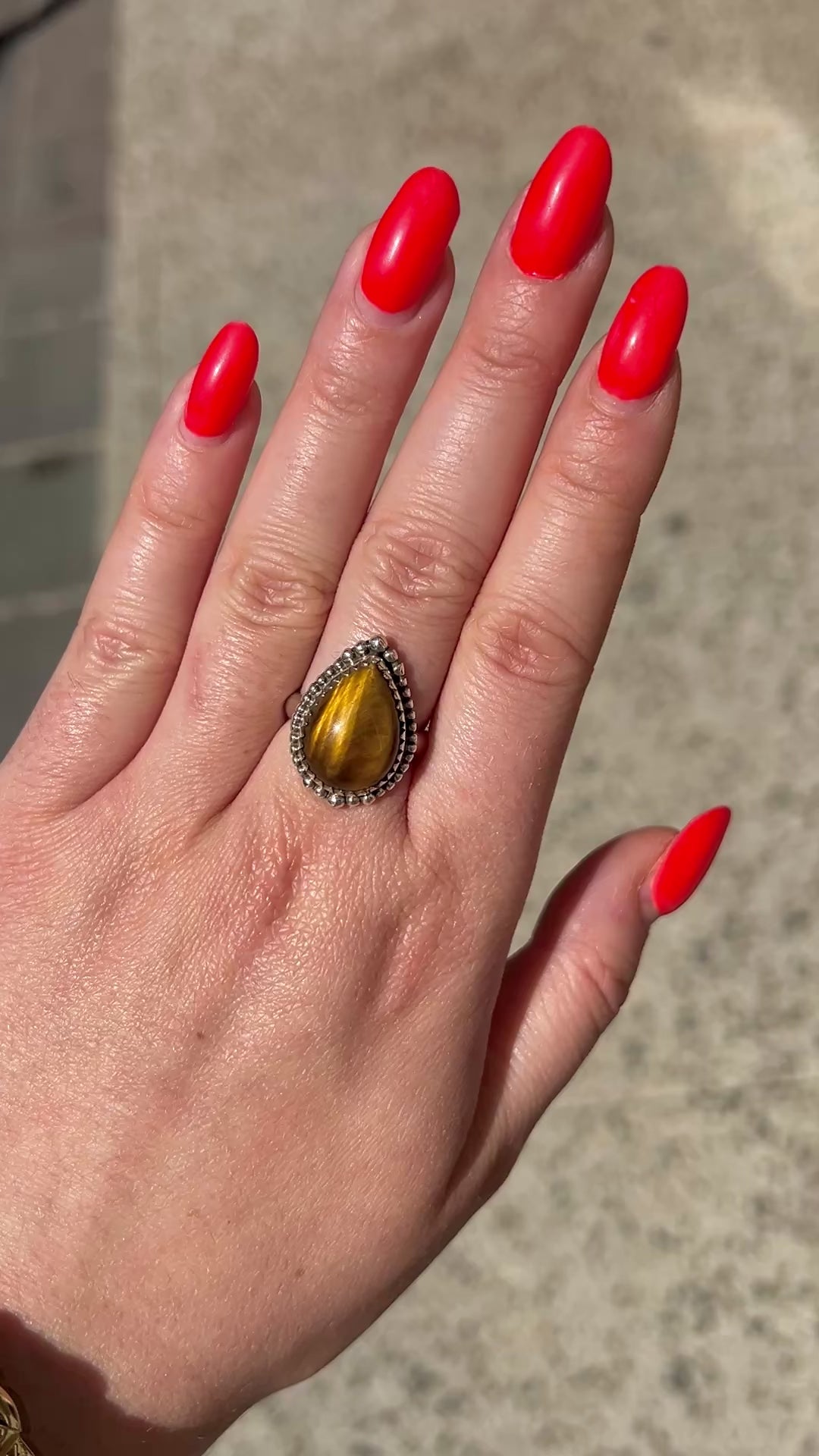 Petite bague pierre naturelle dorée élégante
