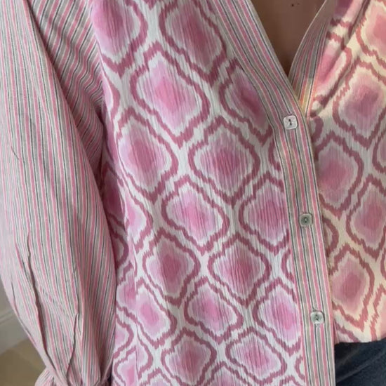 Détail imprimé graphique blouse rose femme