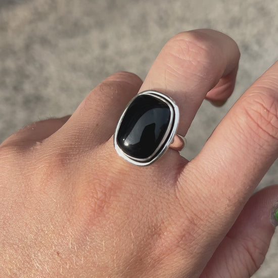 Bague Onyx Noir Rectangle XS en argent 925 portée à la main
