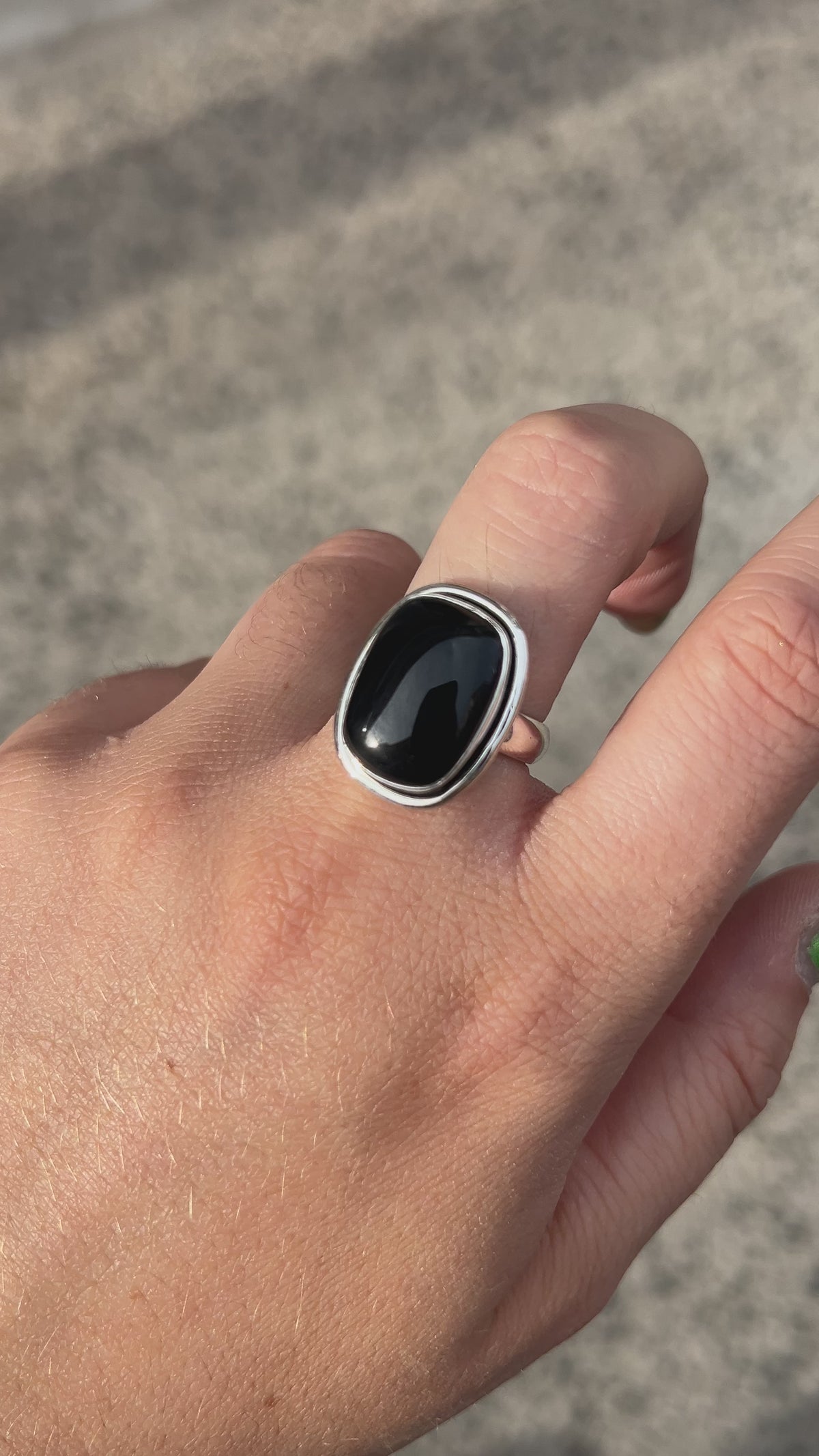 Bague Onyx Noir Rectangle XS en argent 925 portée à la main

