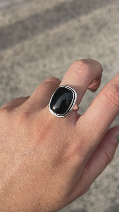 Bague Onyx Noir Rectangle XS en argent 925 portée à la main
