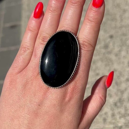 Grande bague onyx noir brillante design élégant