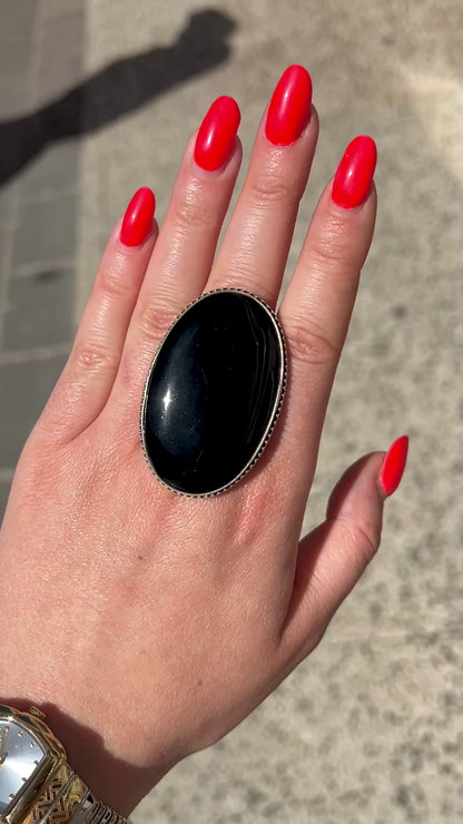 Grande bague onyx noir brillante design élégant