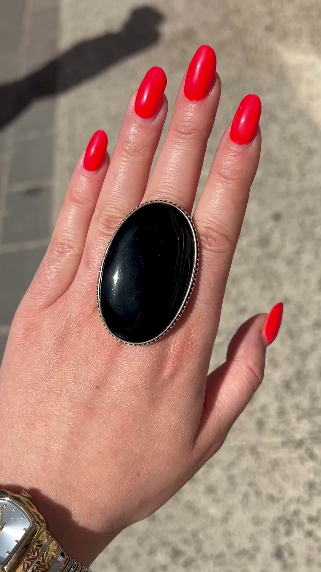 Grande bague onyx noir brillante design élégant