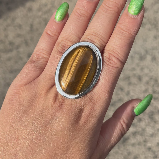 Bague Œil de Tigre Ovale XL réglable en argent 925 portée à la main
