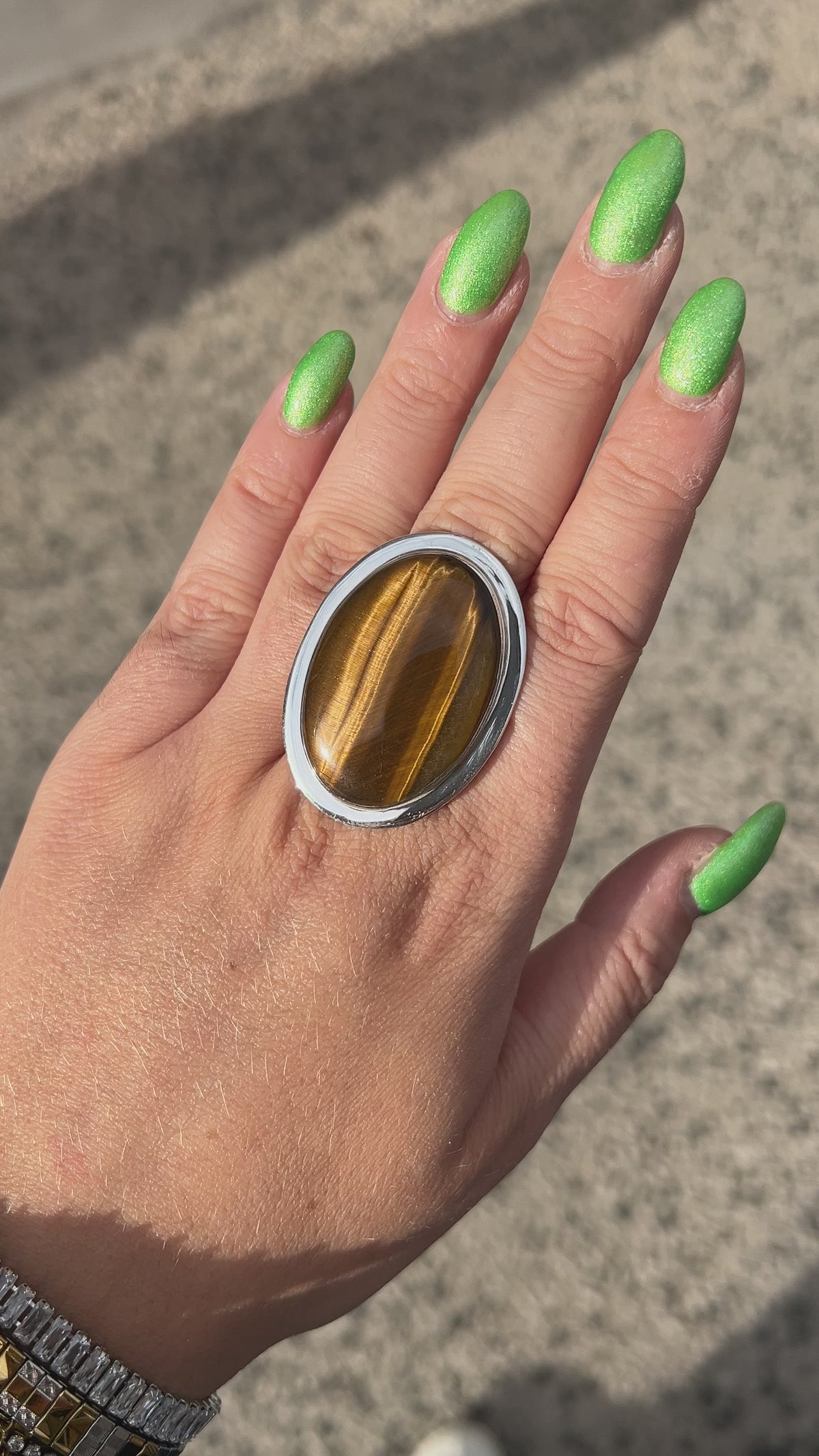 Bague Œil de Tigre Ovale XL réglable en argent 925 portée à la main
