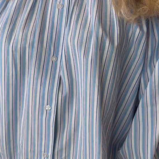 Blouse rayée bleu femme portée coupe fluide