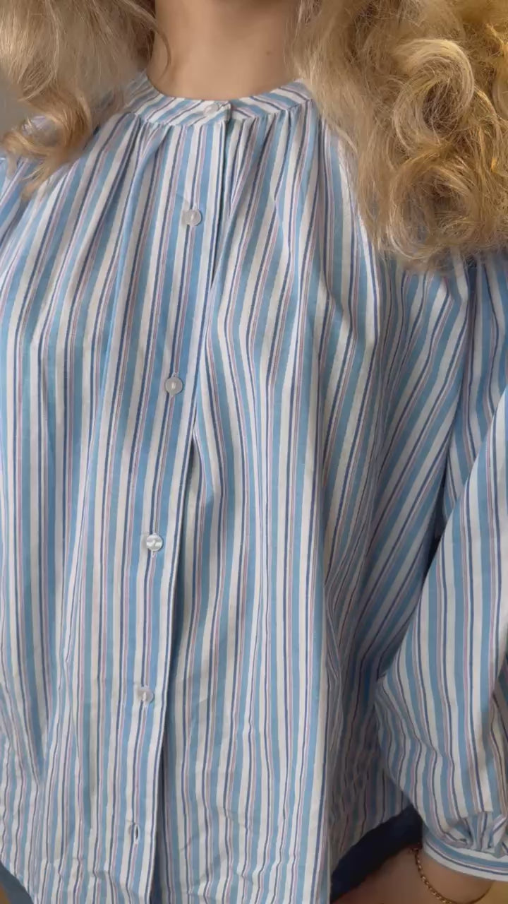 Blouse rayée bleu femme portée coupe fluide