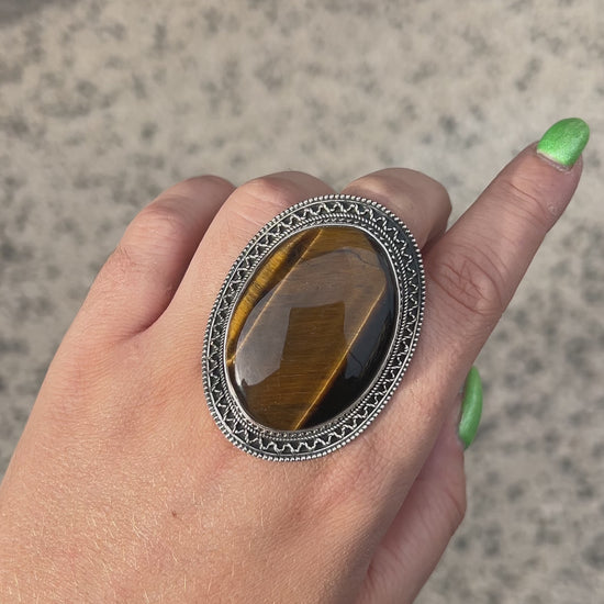 Bague Œil de Tigre Ovale XXL réglable en argent 925 portée à la main
