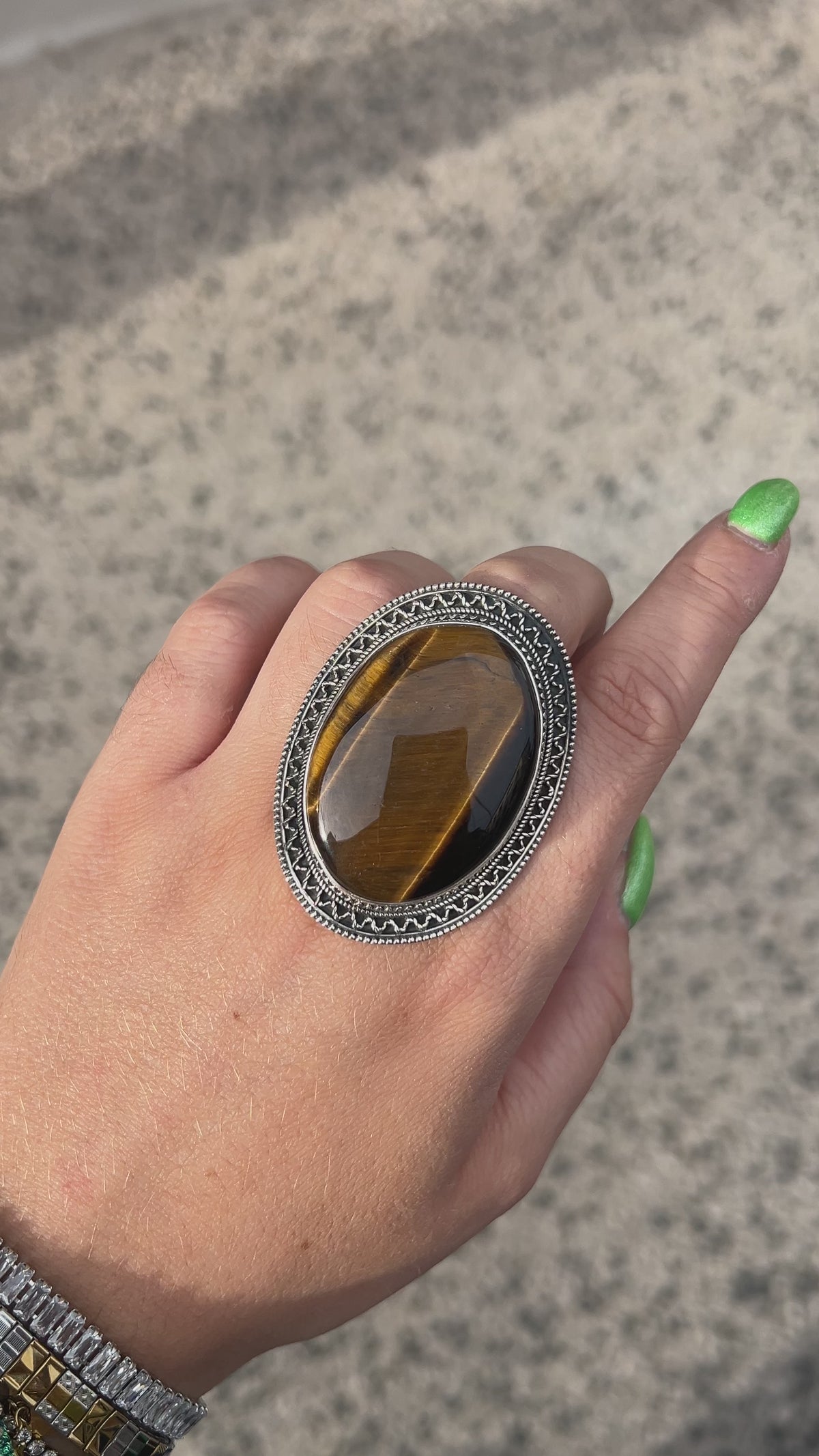 Bague Œil de Tigre Ovale XXL réglable en argent 925 portée à la main
