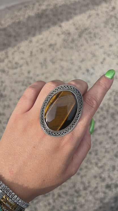 Bague Œil de Tigre Ovale XXL réglable en argent 925 portée à la main
