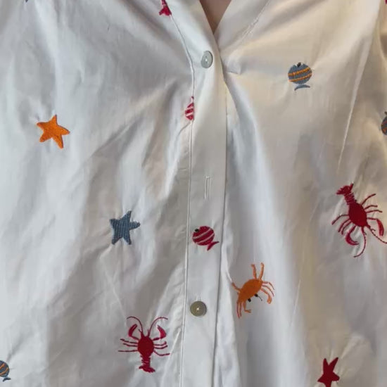 Blouse blanche femme imprimée marine portée