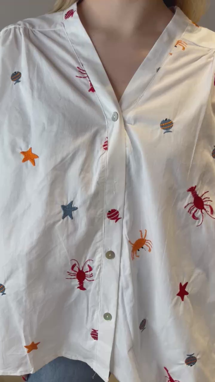 Blouse blanche femme imprimée marine portée