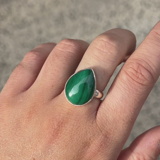 Bague Malachite Goutte XS réglable en argent 925 avec pierre naturelle verte
