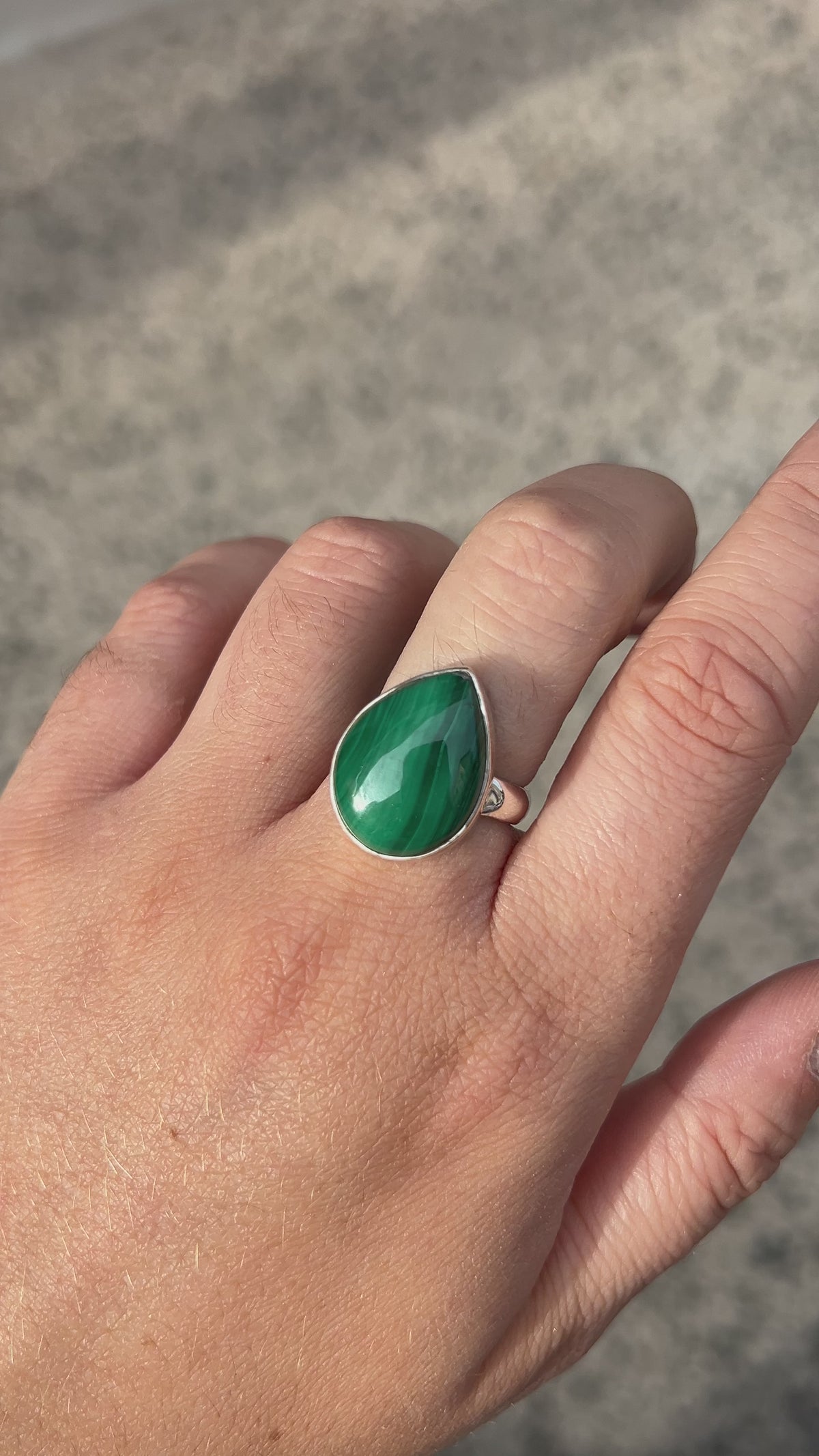 Bague Malachite Goutte XS réglable en argent 925 avec pierre naturelle verte
