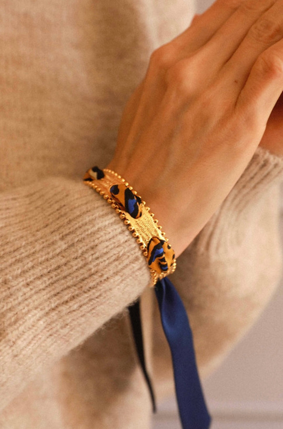 Ruban Annee motif leopard bleu et jaune bijou manchette