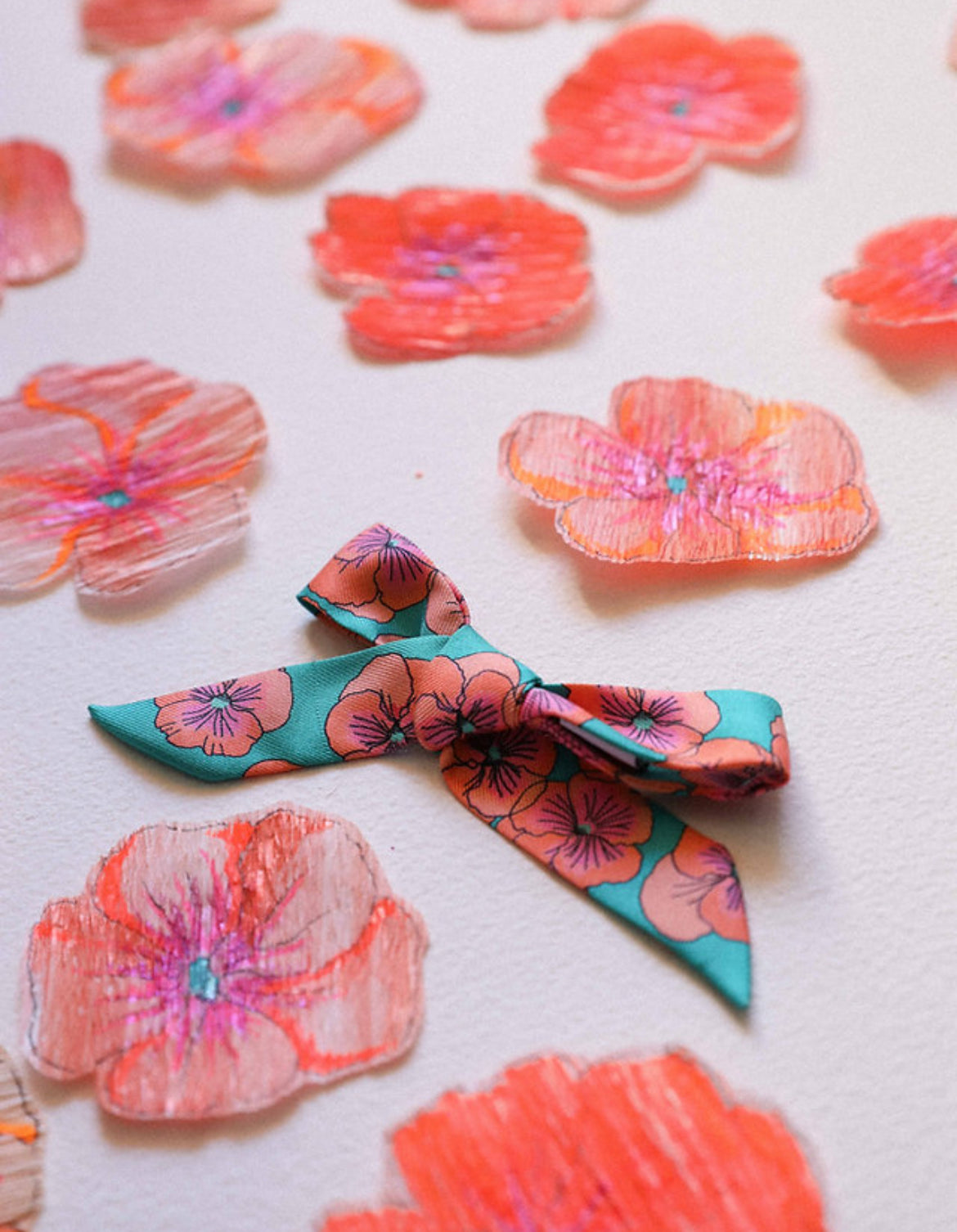 Ruban fin Annee motif floral pensees rose fond vert