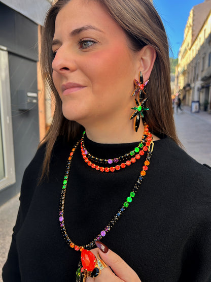 Sautoir Ava Fluo Crézus en cristaux Swarovski noirs, orange, roses, violets et verts fluo, avec sertissage doré et chaîne à maillons – Divinity Sète