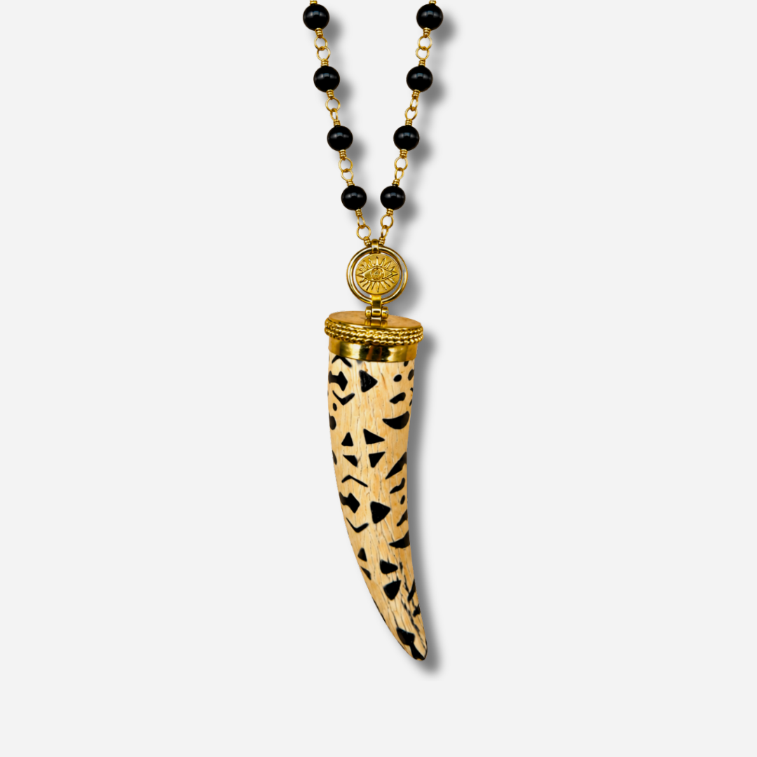 Sautoir Corne Beige Madamirma avec motifs noirs perles noires et œil doré