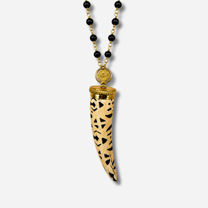 Sautoir Corne Beige Madamirma avec motifs noirs perles noires et œil doré