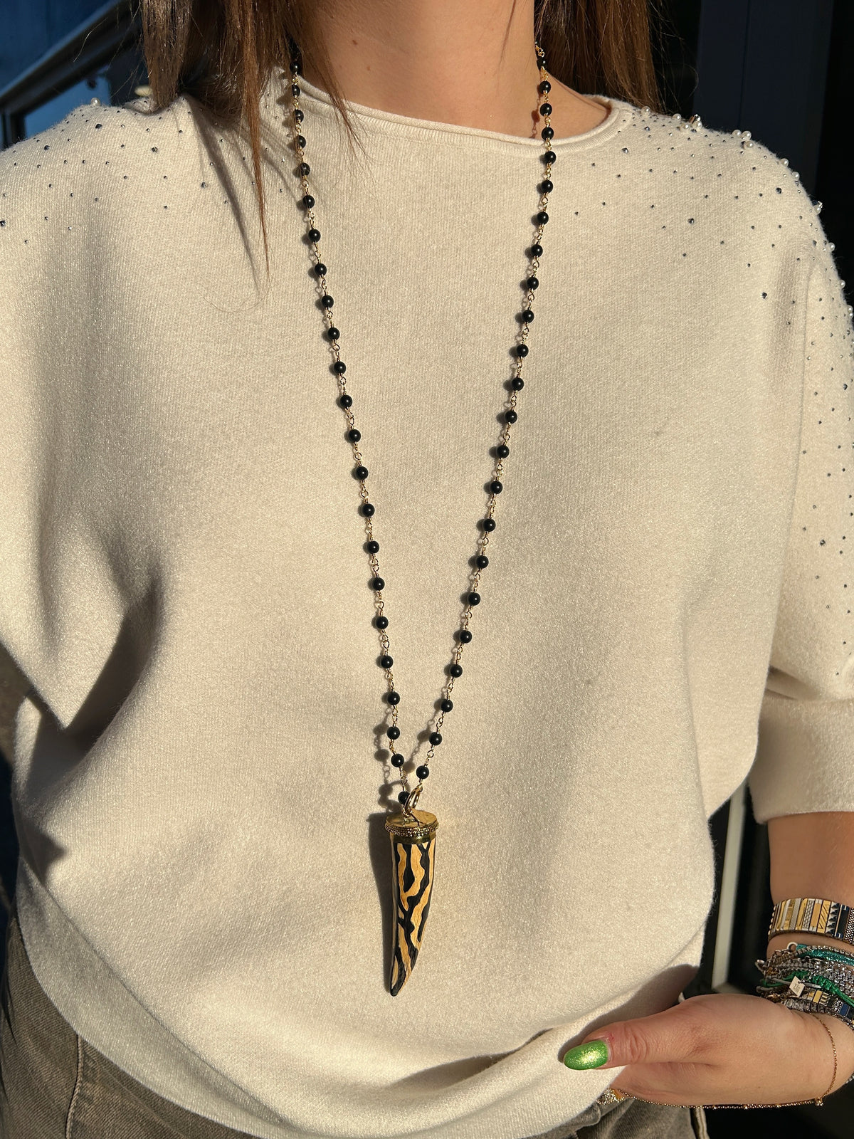 Sautoir Corne Zèbre Madamirma avec perles noires et pendentif zébré
