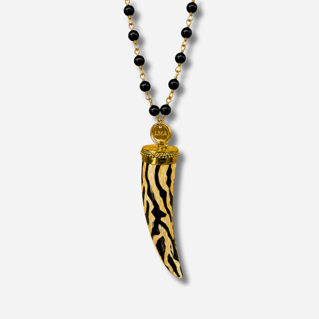 Sautoir Corne Zèbre Madamirma avec perles noires et pendentif zébré
