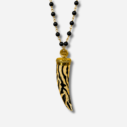 Sautoir Corne Zèbre Madamirma avec perles noires et pendentif zébré
