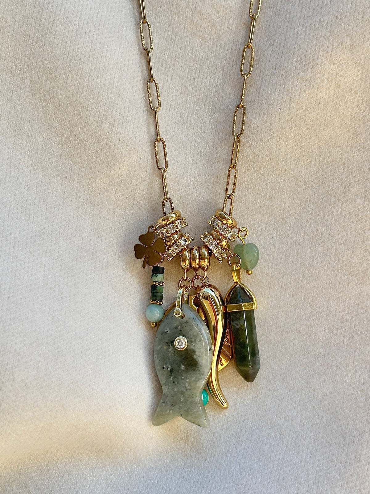 Sautoir Grigri Marin Amazonite Madamirma avec poisson et talismans dorés