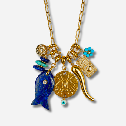 Sautoir Grigri Marin Lapis Madamirma avec poisson en lapis-lazuli et talismans dorés