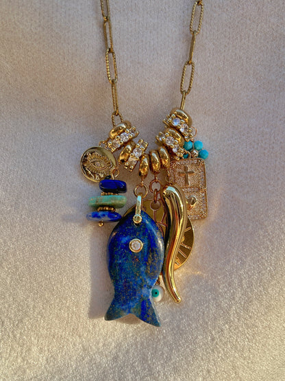 Sautoir Grigri Marin Lapis Madamirma avec poisson en lapis-lazuli et talismans dorés