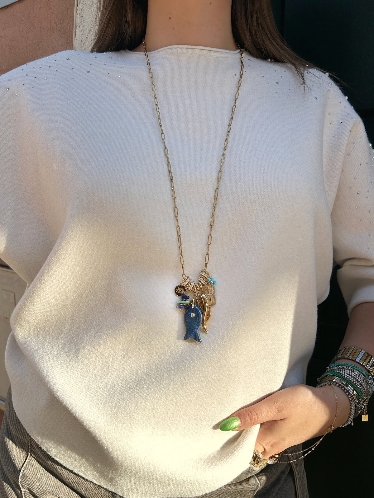 Sautoir Grigri Marin Lapis Madamirma avec poisson en lapis-lazuli et talismans dorés