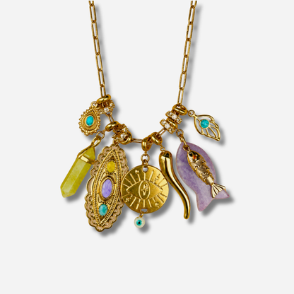 Fond blanc : Sautoir Grigri Pastel Madamirma pièce unique avec pendentifs porte-bonheur
