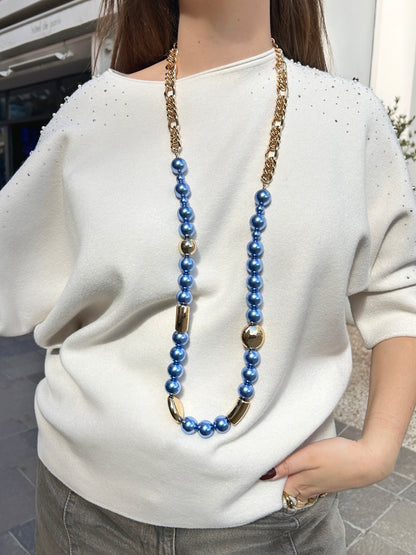 Sautoir Mariella Bleu Francine Bramli Paris, long collier composé de perles bleues nacrées de différentes tailles, de détails dorés et d'une chaîne à maillons.
