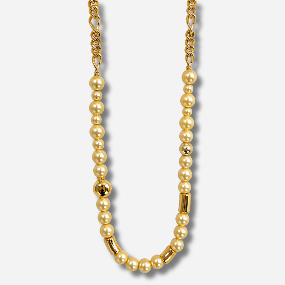 Sautoir Mariella Jaune Francine Bramli Paris, long collier composé de perles jaunes nacrées de différentes tailles, d'éléments dorés et d'une chaîne à maillons.
