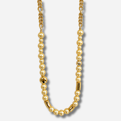 Sautoir Mariella Jaune Francine Bramli Paris, long collier composé de perles jaunes nacrées de différentes tailles, d'éléments dorés et d'une chaîne à maillons.