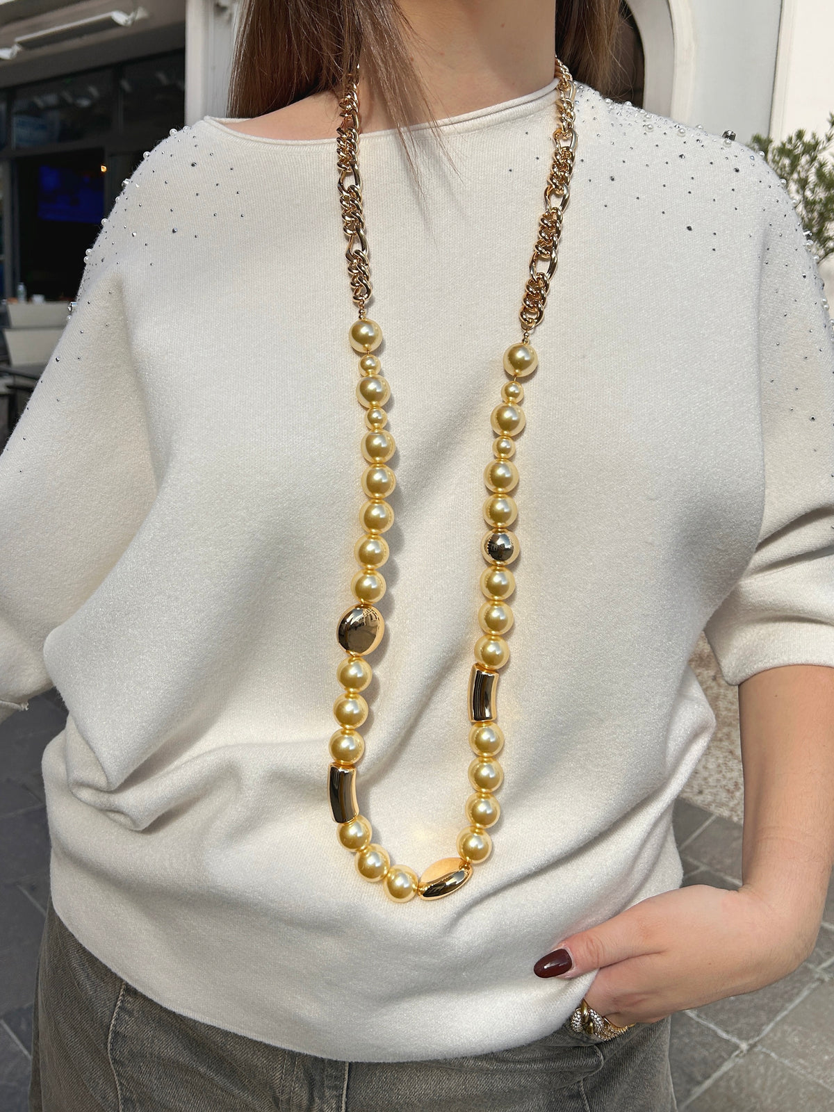 Sautoir Mariella Jaune Francine Bramli Paris, long collier composé de perles jaunes nacrées de différentes tailles, d'éléments dorés et d'une chaîne à maillons.