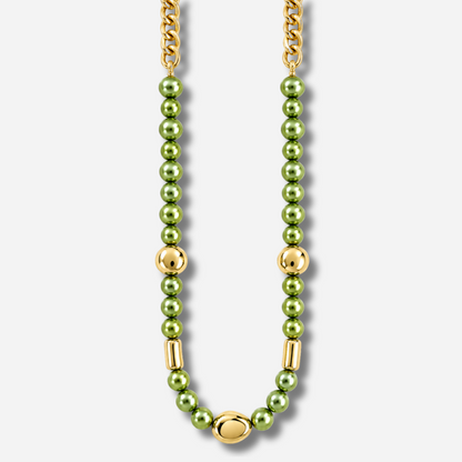 Sautoir Mariella Kaki Francine Bramli Paris, long collier composé de perles vert kaki nacrées, de maillons de chaîne et d'éléments dorés.