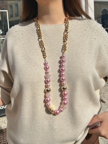 Sautoir Mariella Rose Francine Bramli Paris, long collier composé de perles roses nacrées, de perles rose pâle facettées et d'une chaîne dorée à maillons.

