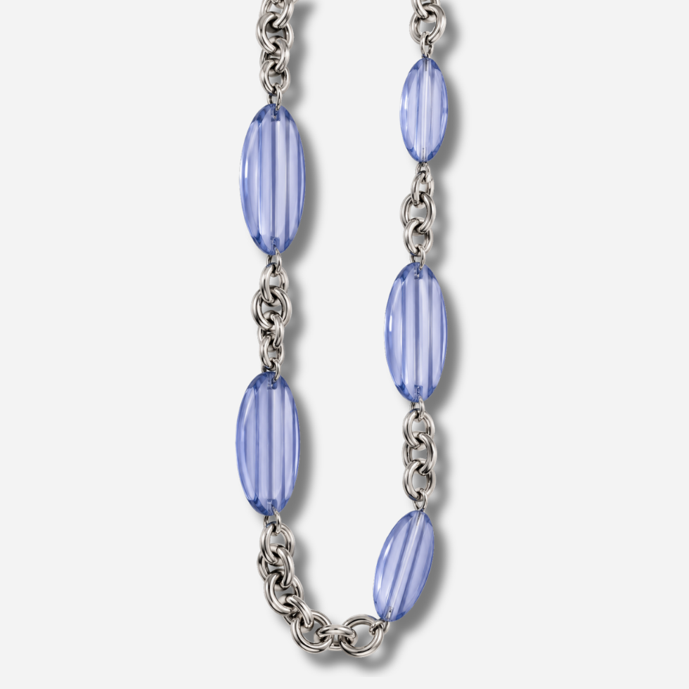 Sautoir Bleu Argent Rayures Francine Bramli Paris, long collier à larges maillons argentés et perles ovales bleu translucide ornées de rayures en relief.