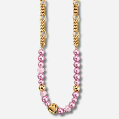 Sautoir Mariella Rose Francine Bramli Paris, long collier composé de perles roses nacrées, de perles rose pâle facettées et d'une chaîne dorée à maillons.

