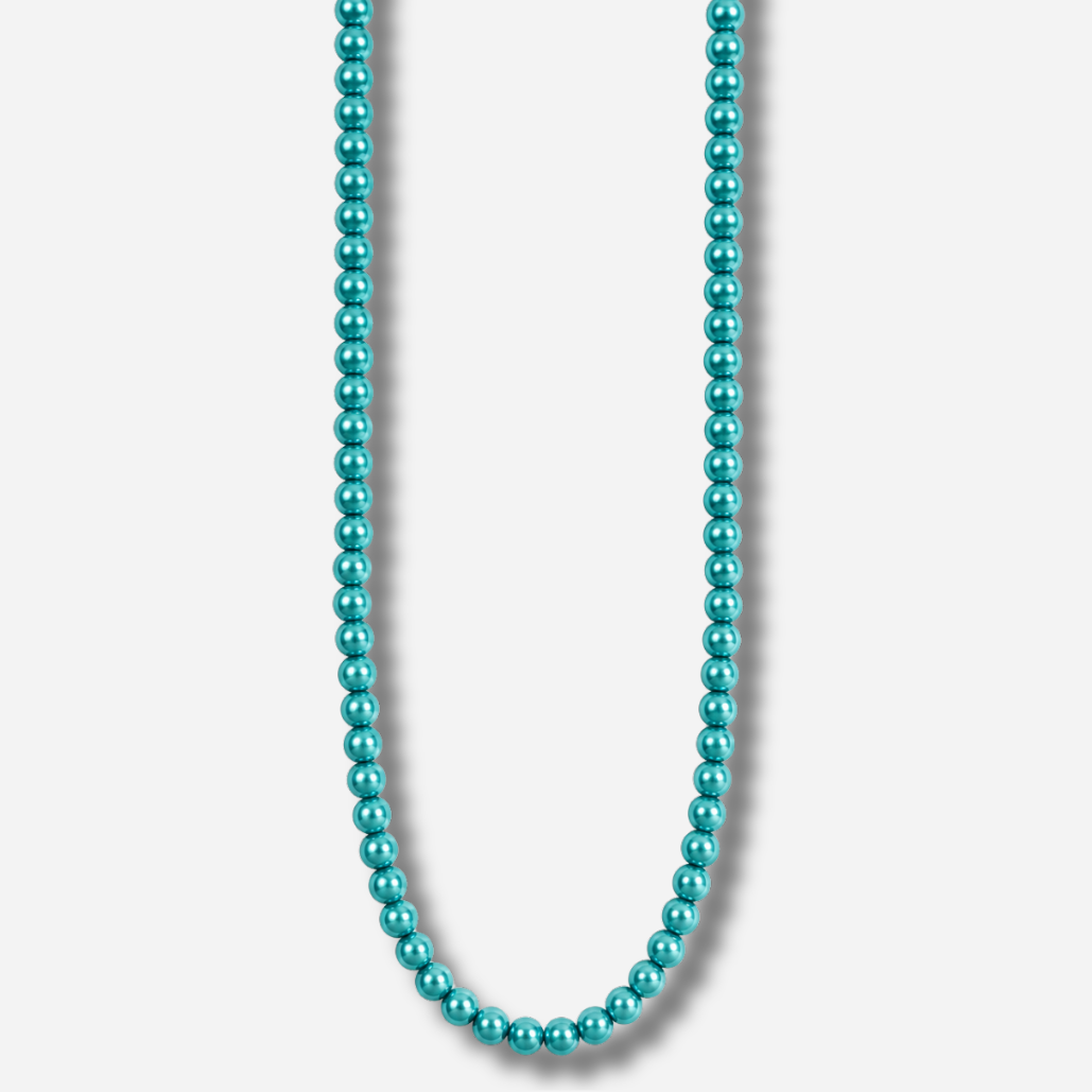 Sautoir Perlia Turquoise Francine Bramli Paris, long collier composé de perles rondes turquoise aux reflets nacrés sur fond blanc.