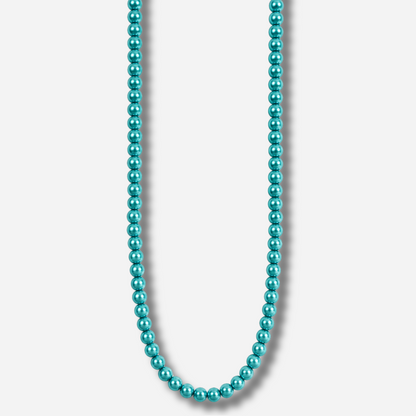 Sautoir Perlia Turquoise Francine Bramli Paris, long collier composé de perles rondes turquoise aux reflets nacrés sur fond blanc.