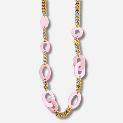 Sautoir Simple Maillons Rose Francine Bramli Paris, long collier composé de maillons ovales rose pastel ajourés et de chaînes dorées entrelacées.